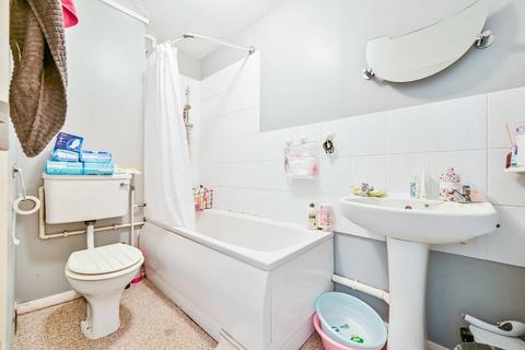 Studio to rent, Ruston Road, Woolwich, London, SE18