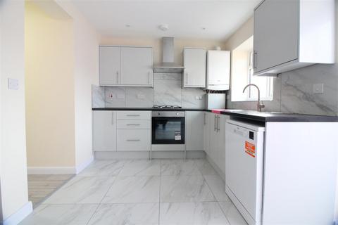 3 bedroom house to rent, Mansfield Drive, Hayes