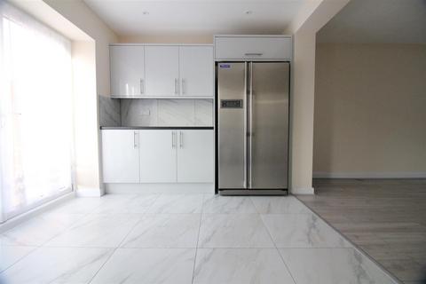 3 bedroom house to rent, Mansfield Drive, Hayes
