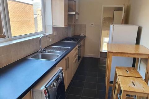 3 bedroom flat to rent, Coleridge Avenue, South Shields