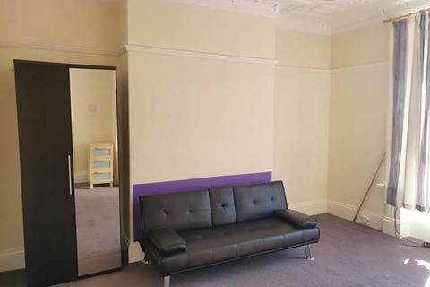 3 bedroom flat to rent, Coleridge Avenue, South Shields