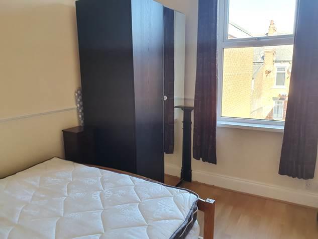 29 Coleridge Avenue Bedroom2.JPG