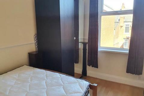 3 bedroom flat to rent, Coleridge Avenue, South Shields