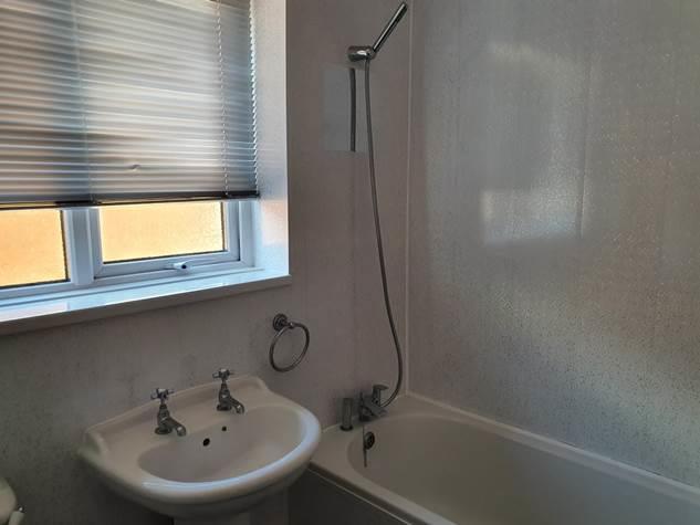 29 Coleridge Avenue Bathroom.JPG
