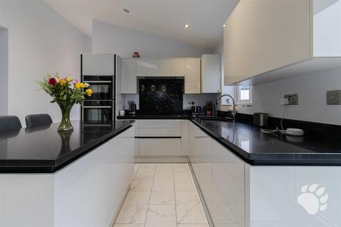 4 bedroom semi-detached house for sale, Roberts Road, Basildon SS15