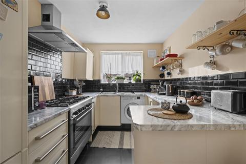 3 bedroom flat for sale, Martins Road, Shortlands, Bromley, BR2