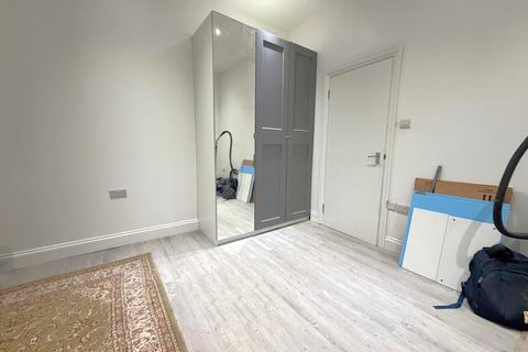 Studio to rent, Station Road, Harrow HA1