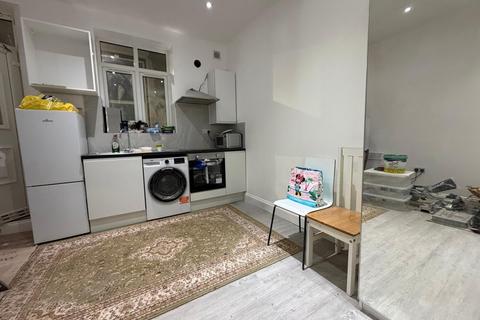 Studio to rent, Station Road, Harrow HA1