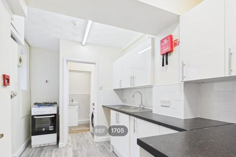 2 bedroom flat to rent, Wellesley Road, Colchester, CO3 3HE