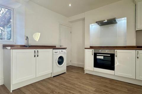 2 bedroom cottage to rent, Main Road, Hathersage