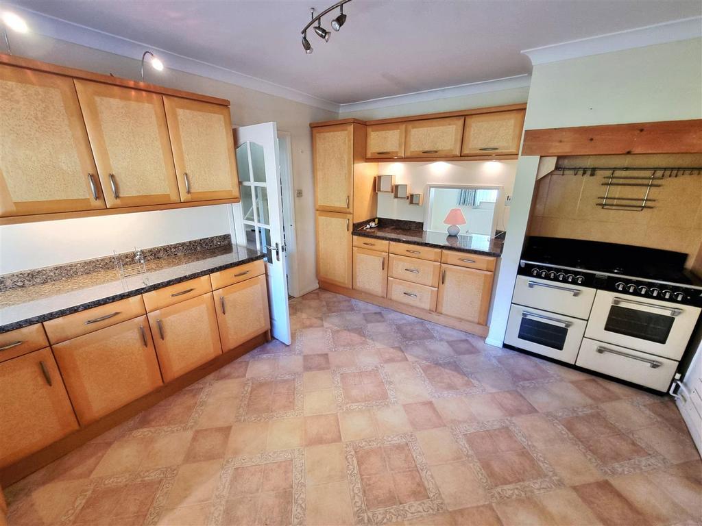 Kitchen 1.jpg