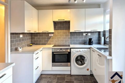 3 bedroom terraced house to rent, Carroll Close, Newport Pagnell MK16