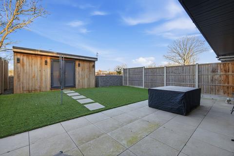 3 bedroom flat for sale, Great Warley Street, Great Warley, CM13