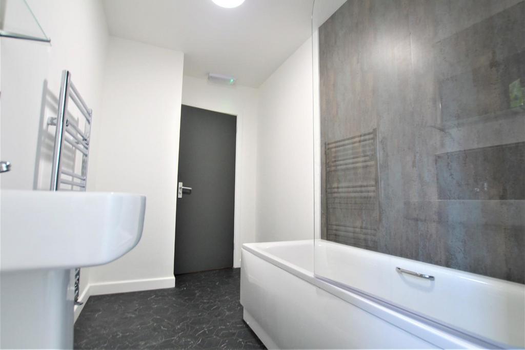 Flat 1s bathroom.JPG