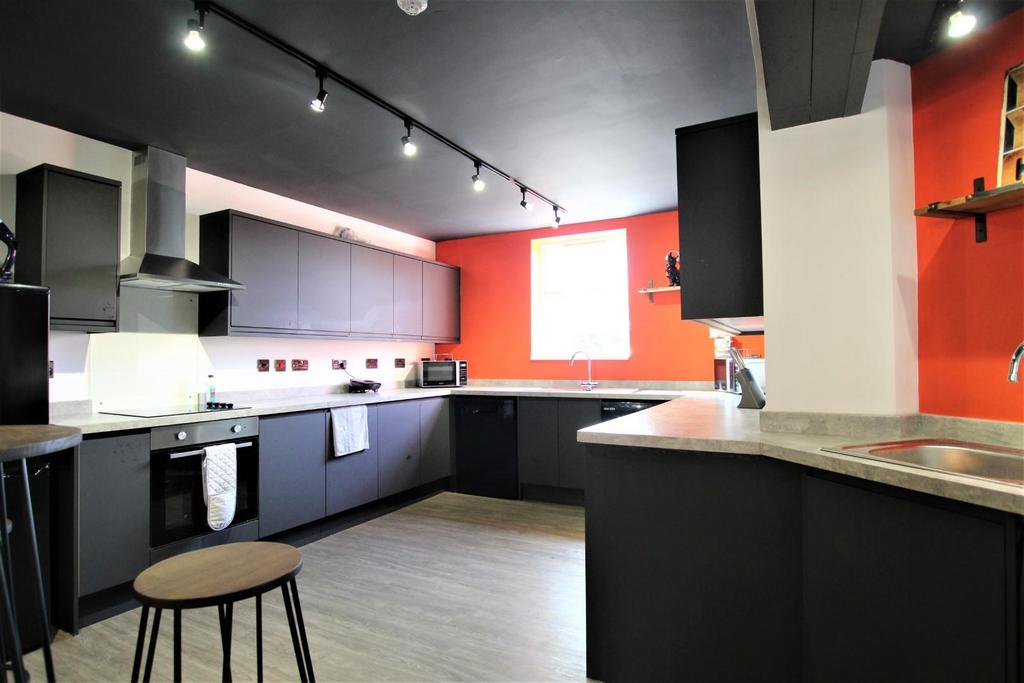 Flat 1 kitchen3.JPG