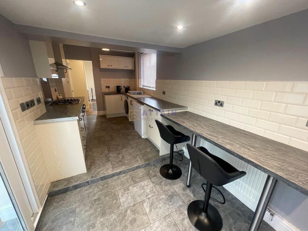 Breakfast bar to kitchen.jpg
