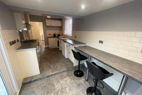 3 bedroom semi-detached house to rent, Radcliffe Drive, Derby
