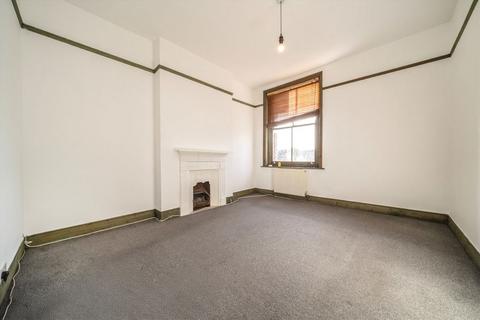 3 bedroom flat to rent, Colney Hatch Lane, London N10
