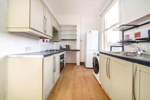 3 bedroom flat to rent, Colney Hatch Lane, London N10