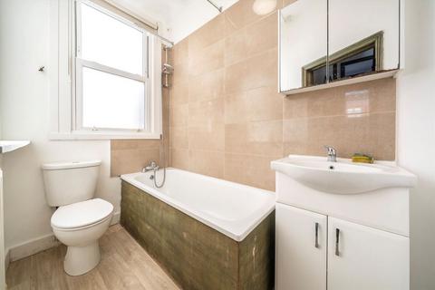 3 bedroom flat to rent, Colney Hatch Lane, London N10