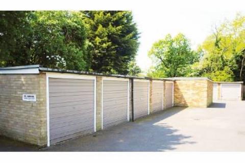 Garage to rent, High Road, London N20