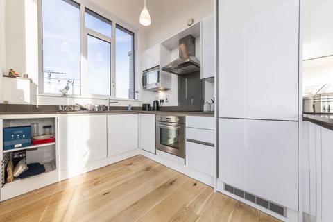 2 bedroom flat to rent, Sovereign Tower, Canning Town E16