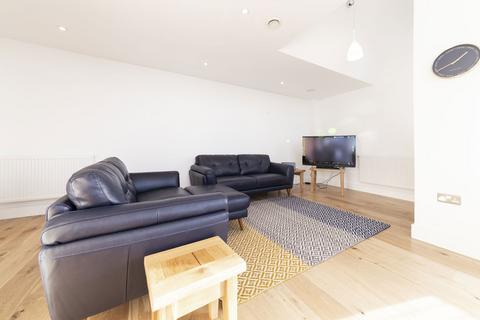 2 bedroom flat to rent, Sovereign Tower, Canning Town E16