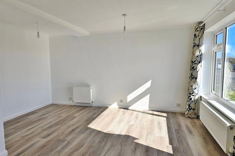 3 bedroom semi-detached house to rent, Sevenoaks Road, Eastbourne, BN23