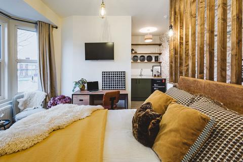 1 bedroom house of multiple occupation to rent, County Road, Swindon, SN1 2EE