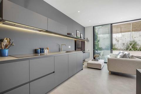 2 bedroom flat to rent, Crookham Road, London