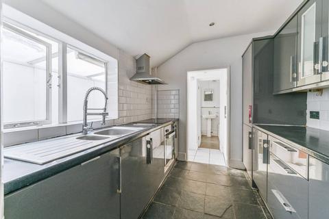 3 bedroom terraced house to rent, Guildford Road, Selhurst, Croydon, CR0