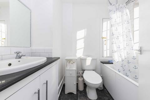 Studio to rent, Woburn Place, London WC1H