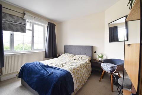3 bedroom semi-detached house to rent, Molesey Close, Hersham, KT12