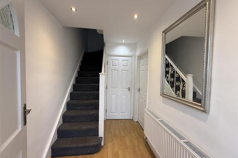 4 bedroom terraced house to rent, Review Road, London