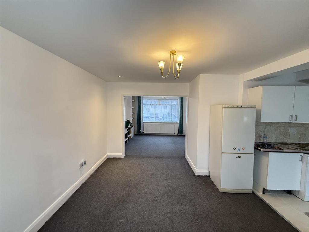 Through Lounge/Kitchen