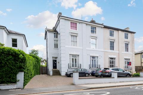 Studio to rent, Christopher Court, Surbiton KT6
