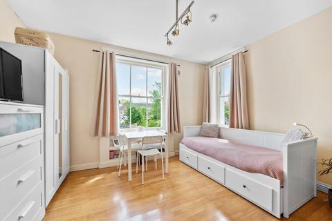 Studio to rent, Christopher Court, Surbiton KT6