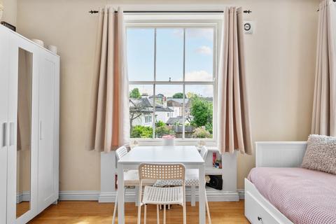Studio to rent, Christopher Court, Surbiton KT6