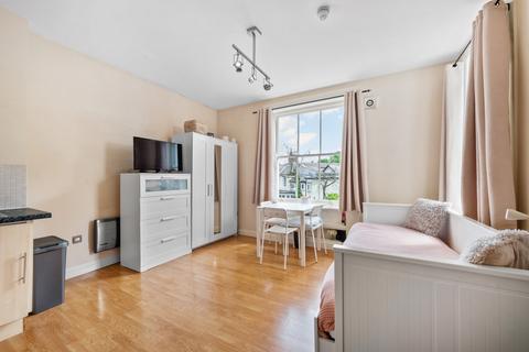 Studio to rent, Christopher Court, Surbiton KT6