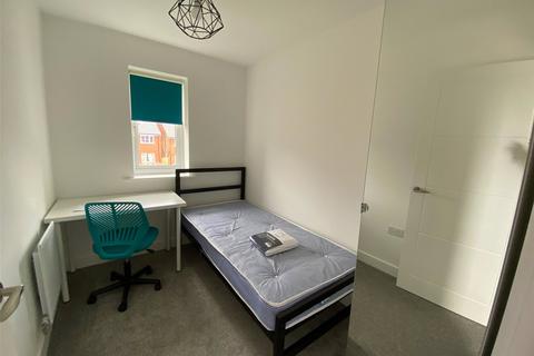 4 bedroom semi-detached house to rent, Shepherd Close, Stoke Gifford, Bristol, South Gloucestershire, BS34