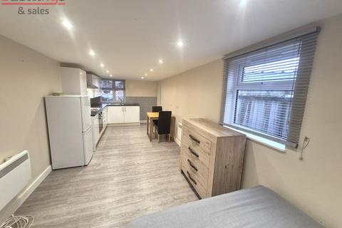 Studio to rent, London , NW2