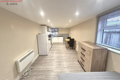Studio to rent, London , NW2