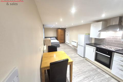 Studio to rent, London , NW2