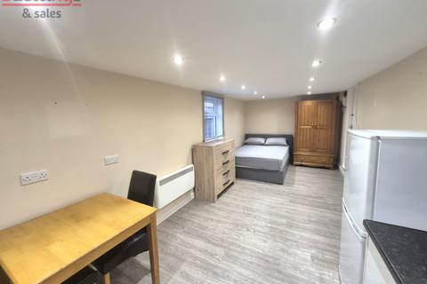 Studio to rent, London , NW2