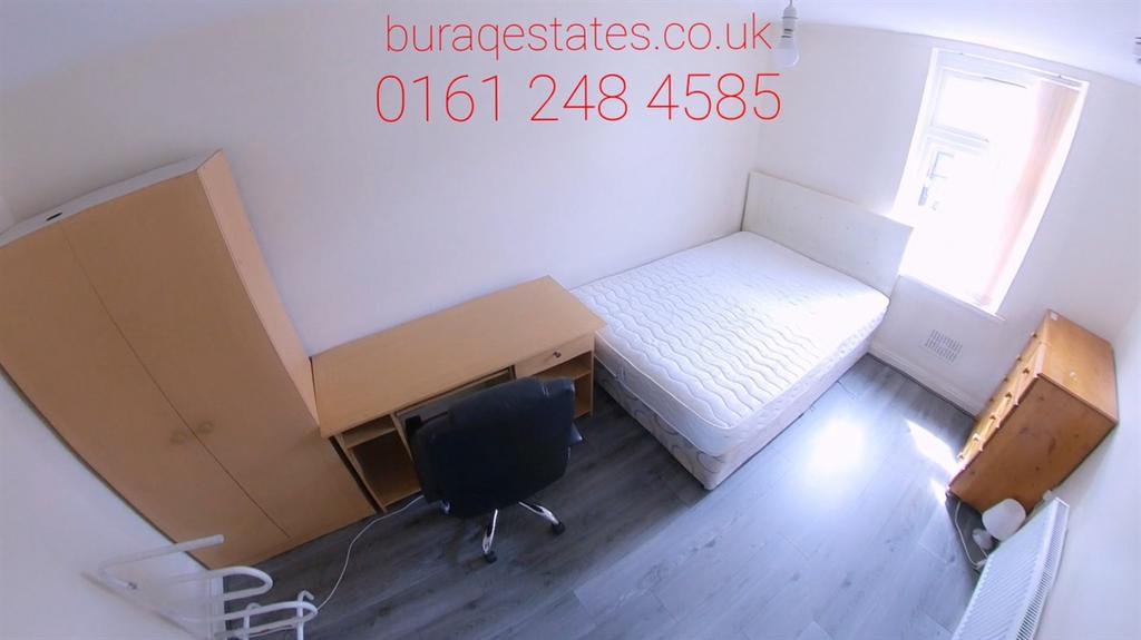Bright single bedroom with a comfortable bed, s...