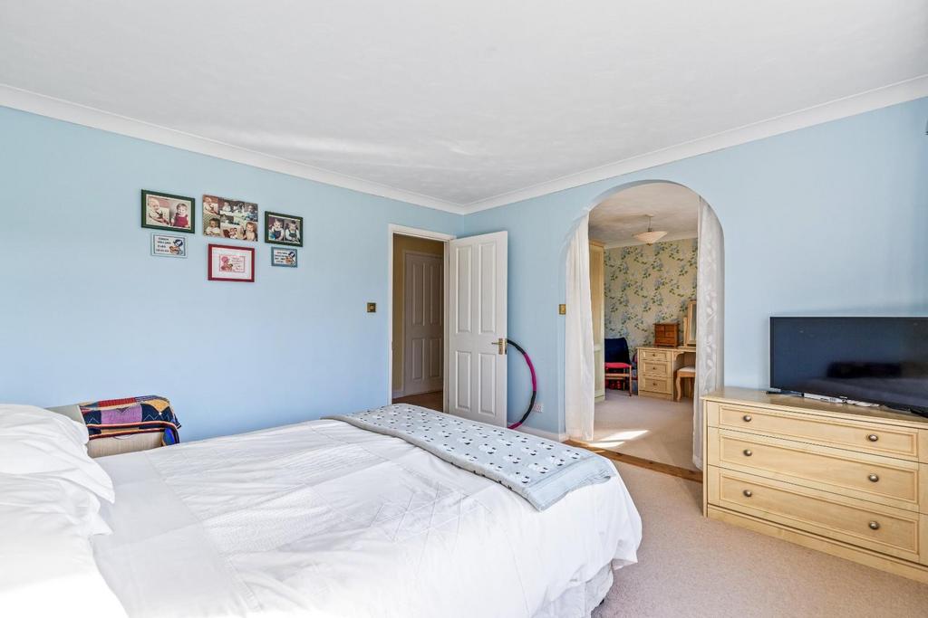 Bedroom 1 (2).jpg
