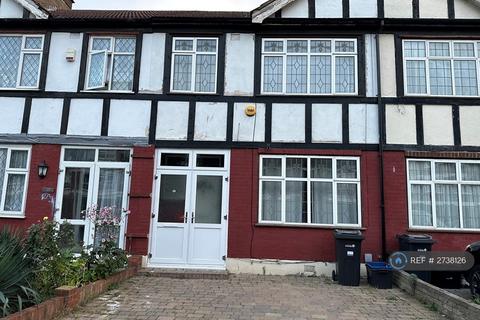 4 bedroom terraced house to rent, Horns Road, Ilford, IG6