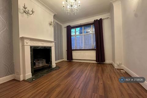 4 bedroom terraced house to rent, Horns Road, Ilford, IG6