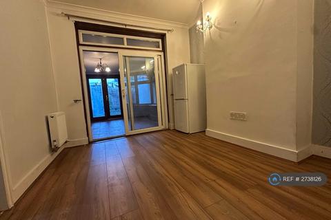 4 bedroom terraced house to rent, Horns Road, Ilford, IG6