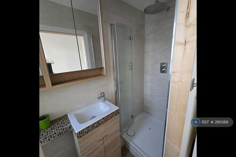 3 bedroom flat to rent, Grove House, London, N3